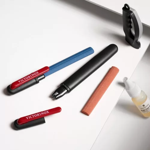 Victorinox 4.3323 kétfunkciós késélező, piros-fekete – használat közben