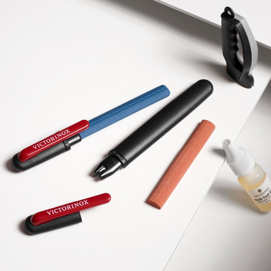 Victorinox 4.3323 kétfunkciós késélező, piros-fekete – használat közben