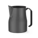 HENDI Tejeskancsó V-alakú kiöntővel - 0,7L, matt fekete - Barista eszköz (451045)